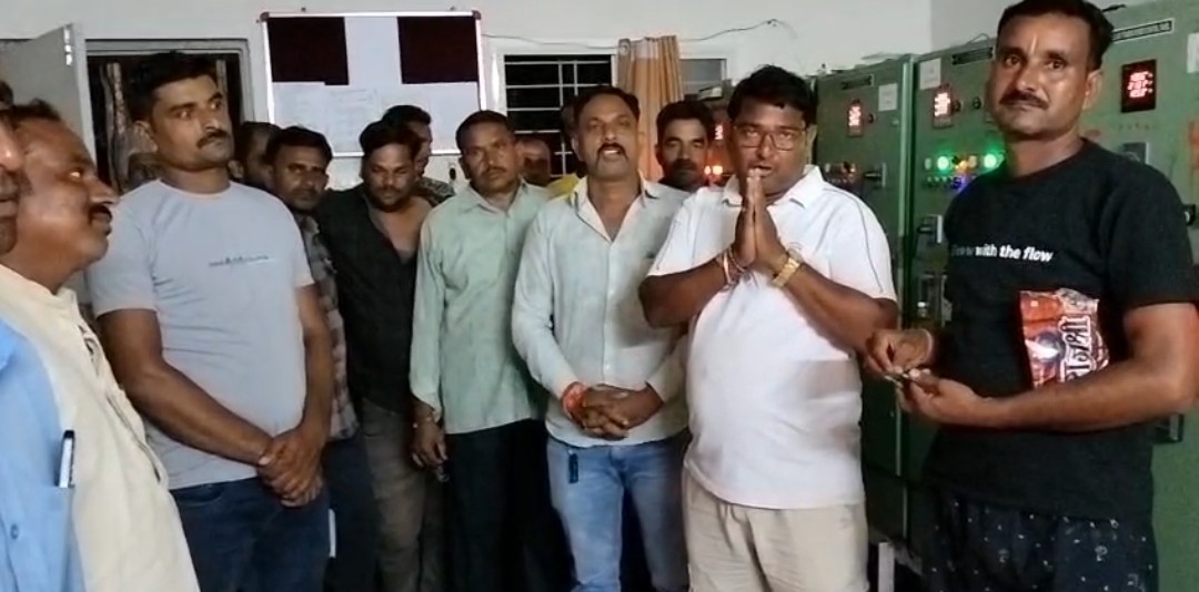 बिजली विभाग की मनमानी को लेकर किसानों का हल्ला बोल, घेरा विद्युत विभाग