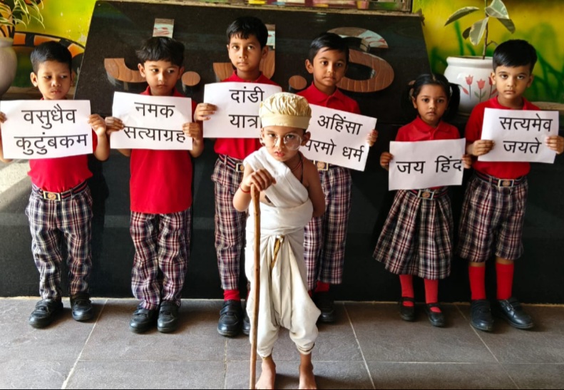 गांधी जयंती के उपलक्ष्य में जीवा ज्योति विद्यालय में विविध प्रतियोगिताओं का आयोजन, छात्रों ने निबंध प्रतियोगिता एवं केजी किड्स ने नाट्य मंचन से दिया रचनात्मकता और संस्कारों का संदेश