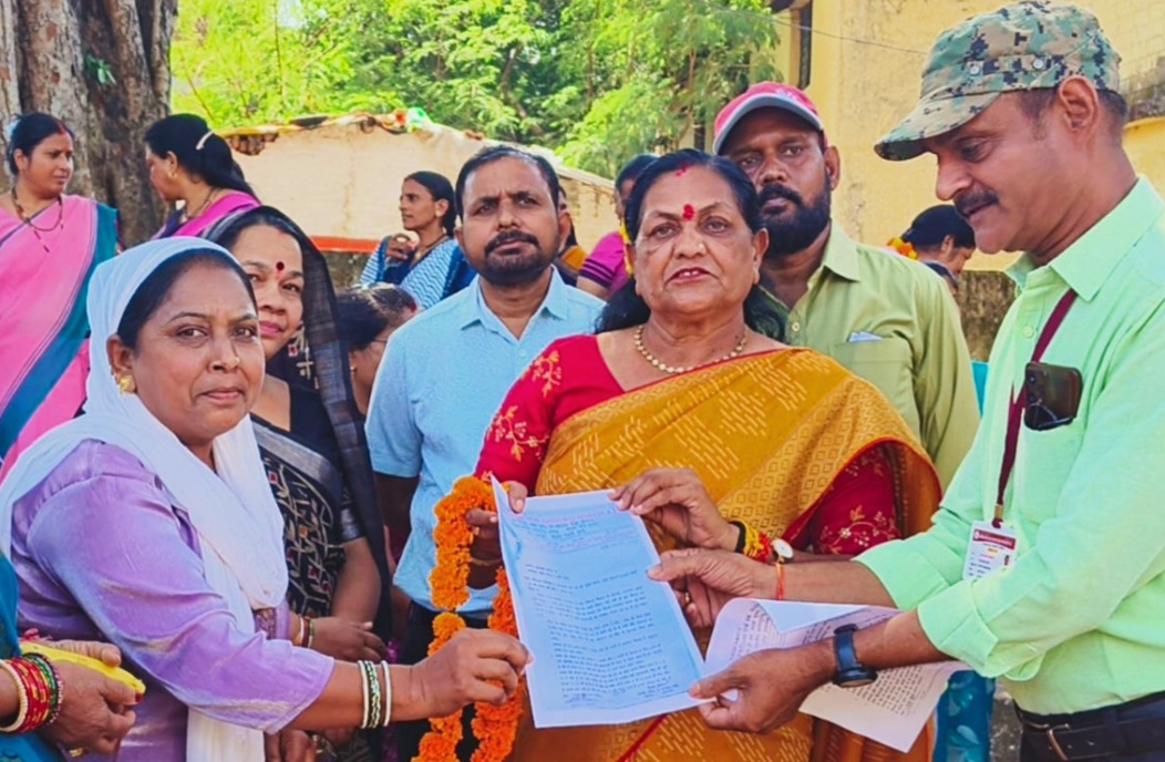 स्व सहायता समूह की महिलाओं की समस्या को लेकर राज्य सभा सांसद माया नारोलिया को दिया ज्ञापन