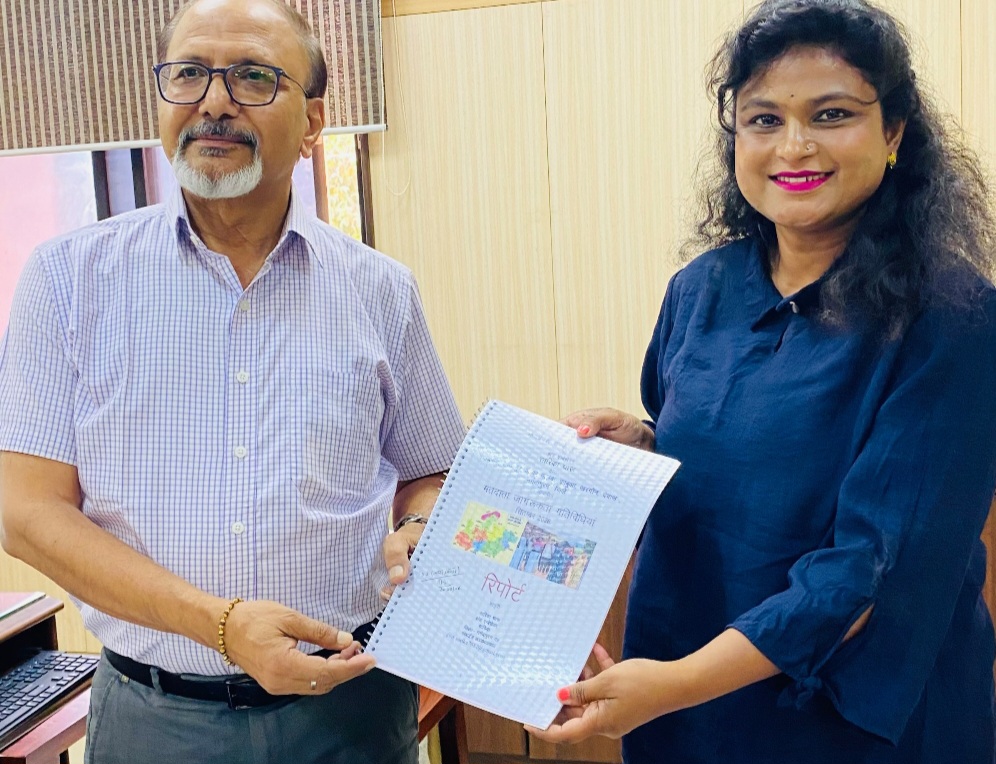राज्य निर्वाचन आयोग की अनूठी पहल — मतदाता जागरूकता का बना नया रिकॉर्ड, मध्य प्रदेश राज्य निर्वाचन आयोग के सचिव दिनेश श्रीवास्तव को सौंपी रिपोर्ट, आयोग की ब्रांड एम्बेसेडर सारिका घारू ने मतदाता जागरूकता की सौंपी रिपोर्ट