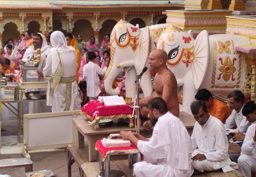 वार्षिक विमानोत्सव पंचमी पर्व पर चांदी के विमान रथ में निकले भगवान,निकला भव्य चल समारोह
