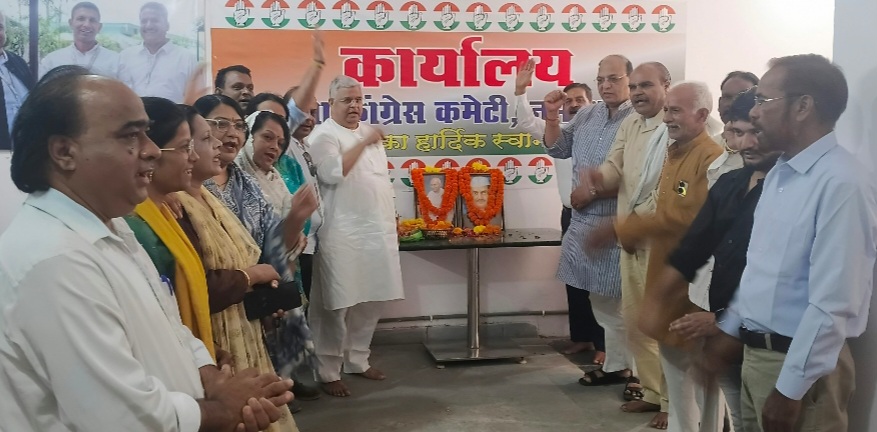 राष्ट्रपिता महात्मा गांधी एवं पूर्व प्रधानमंत्री लाल बहादुर शास्त्री की जयंती जिला कांग्रेस कार्यालय में श्रद्धांजलि कार्यक्रम का हुआ आयोजन, दोनों महान नेताओं को कांग्रेस कार्यकर्ताओ ने किया नमन