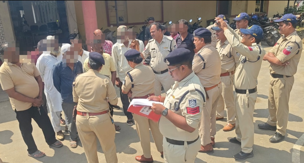 सीहोर पुलिस अधीक्षक श्रीमती सोनाक्षी सक्सेना के सख्त निर्देश- जिले भर में निगरानी बदमाशों व सूचीबद्ध गुंडों की थानेवार परेड, भौतिक सत्यापन, मासिक क्राइम मीटिंग में दिए गए निर्देशों के तहत जिले के सभी थाना क्षेत्रों में चला सघन चेकिंग अभियान, थाना प्रभारियों ने बदमाशों के पते, आजीविका के साधन व संपर्कों का किया भौतिक सत्यापन; रजिस्टर में अद्यतन दर्ज हुई जानकारी, सक्रिय अपराधियों पर जिला बदर एवं एनएसए (NSA) सहित प्रतिबंधात्मक धाराओं के तहत कठोर कार्रवाई की तैयारी