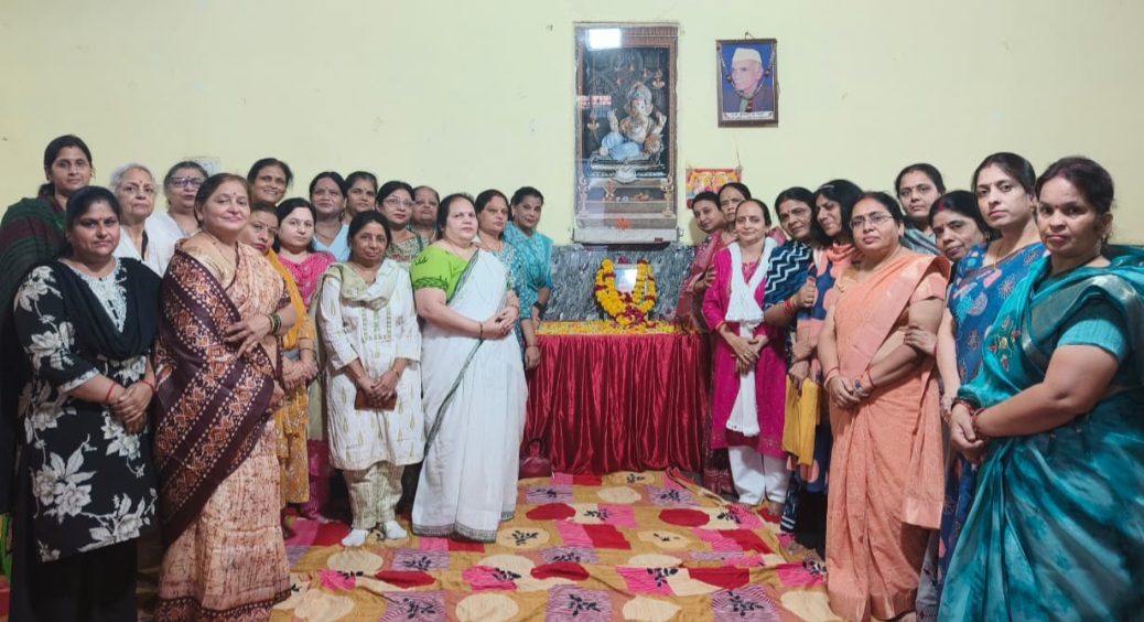 स्वर्गीय श्रीमती गिरिजा देवी शुक्ला को श्रद्धांजलि अर्पित की
