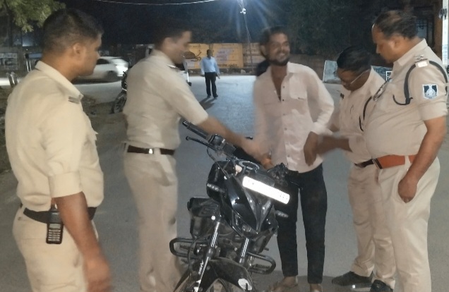 अपराधों में कमी हेतु , रात्रि में पुलिस का चेकिंग अभियान