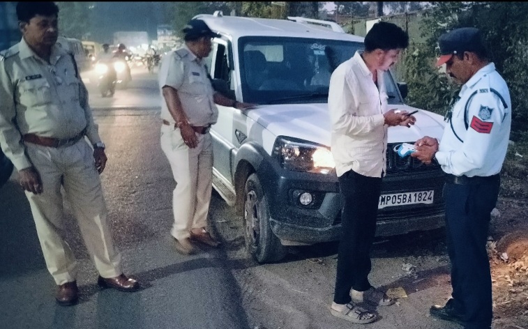हेलमेट एवं सीटबेल्ट विशेष अभियान के सातवें दिन भी नर्मदापुरम पुलिस की सघन कार्रवाई, सात दिनों में 1,224 चालान, ₹4,21,400 समन शुल्क एवं 319 लाइसेंस निलंबन प्रकरण आरटीओ को भेजे गए