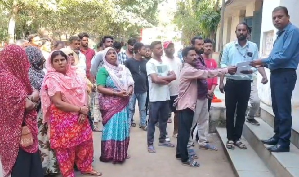 मुख्यमंत्री के नाम नगरपलिका अध्यक्ष एवं मुख्य नगरपालिका अधिकारी को सौंपा ज्ञापन, किसने पार्षद के झूठे हस्ताक्षर किये, जांच की जाये