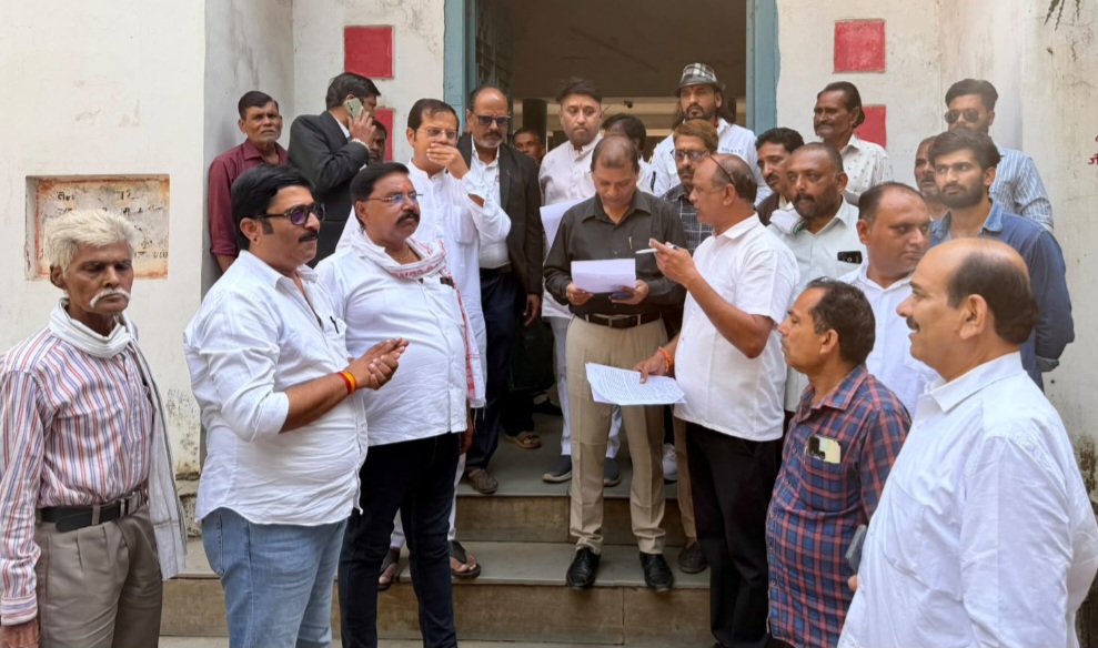 सफाई मित्रों की सुविधाओं और कर्मचारियों के लंबित भुगतान को लेकर कांग्रेस ने सौंपा ज्ञापन