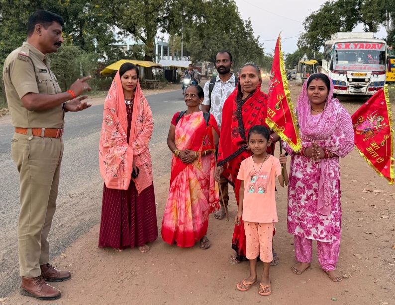 सोहागपुर पुलिस द्वारा थाना क्षेत्र के खेड़ापति मंदिरों में प्रातः चार बजे से गस्त