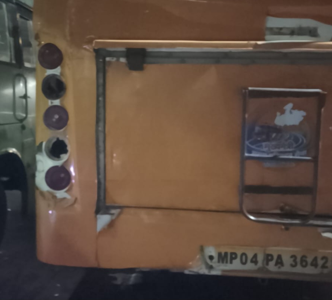 बिना ब्रेक एवं पार्किंग लाइट के दौड़ रहीं बसें, बोलने पर परिचालक और मालिक ने झाड़ा पल्ला, RTO से की शिकायत