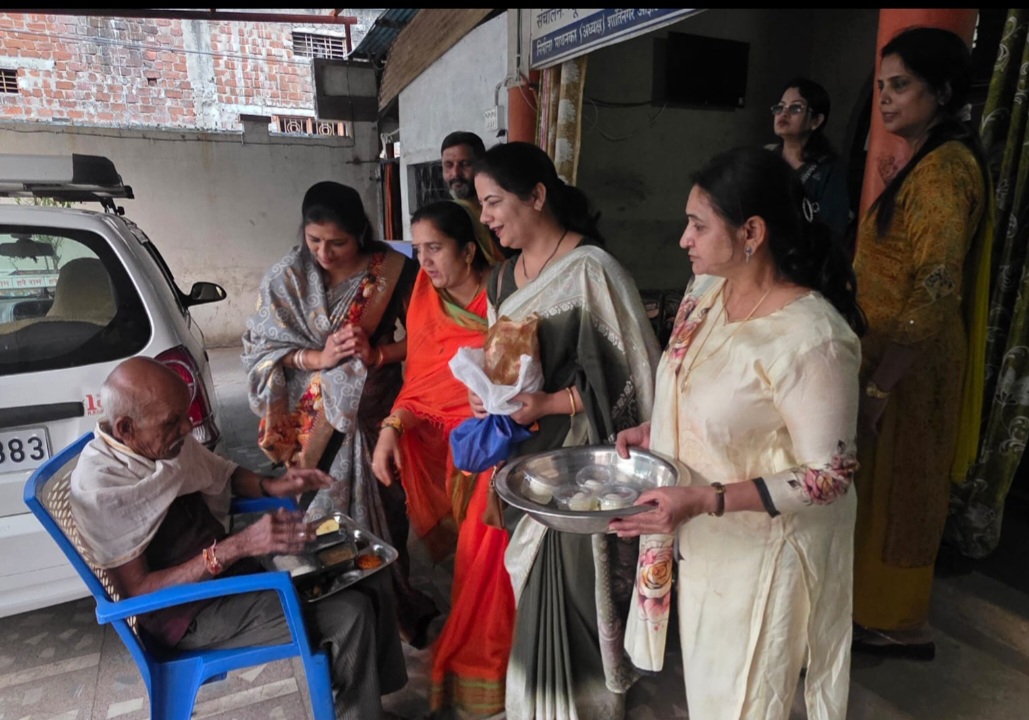 इनरव्हील क्लब रॉयल ने वृद्धाश्रम में किया भोजन एवं फल वितरण