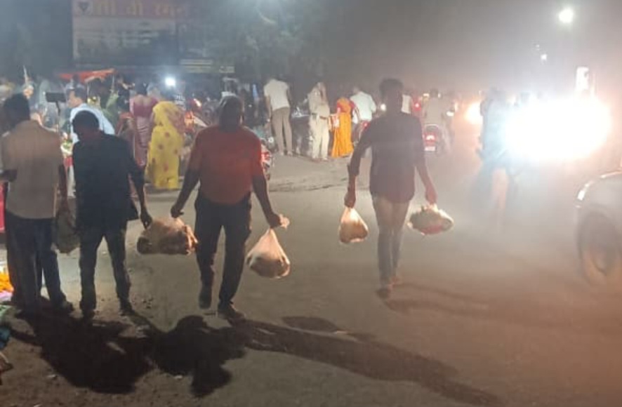 आजाक थाने के सामने यातायात व्यवस्था बेपटरी, देवीधाम जाने वाले श्रद्धालु परेशान