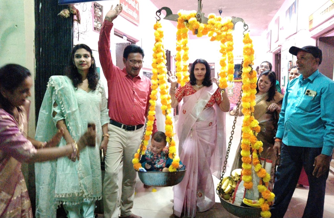 वृद्धाश्रम में बुजुर्गों का आशीर्वाद लेकर नन्हे वियांश राठी ने मनाया प्रथम जन्मदिन, पहली बार वृद्धाश्रम में आकर्षक सजावट, बजे ढोल, हुआ तुलादान