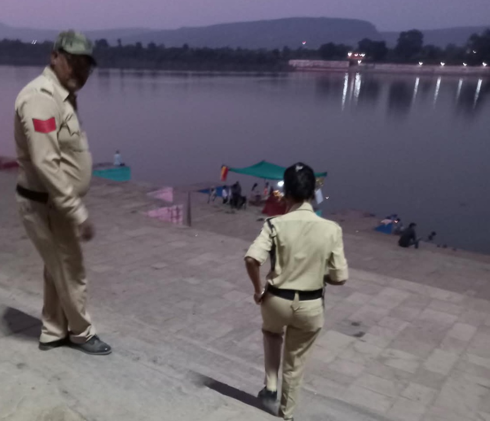 नर्मदा घाटों पर आबकारी विभाग की सघन कार्रवाई, 15 लीटर हाथभट्टी शराब जब्त