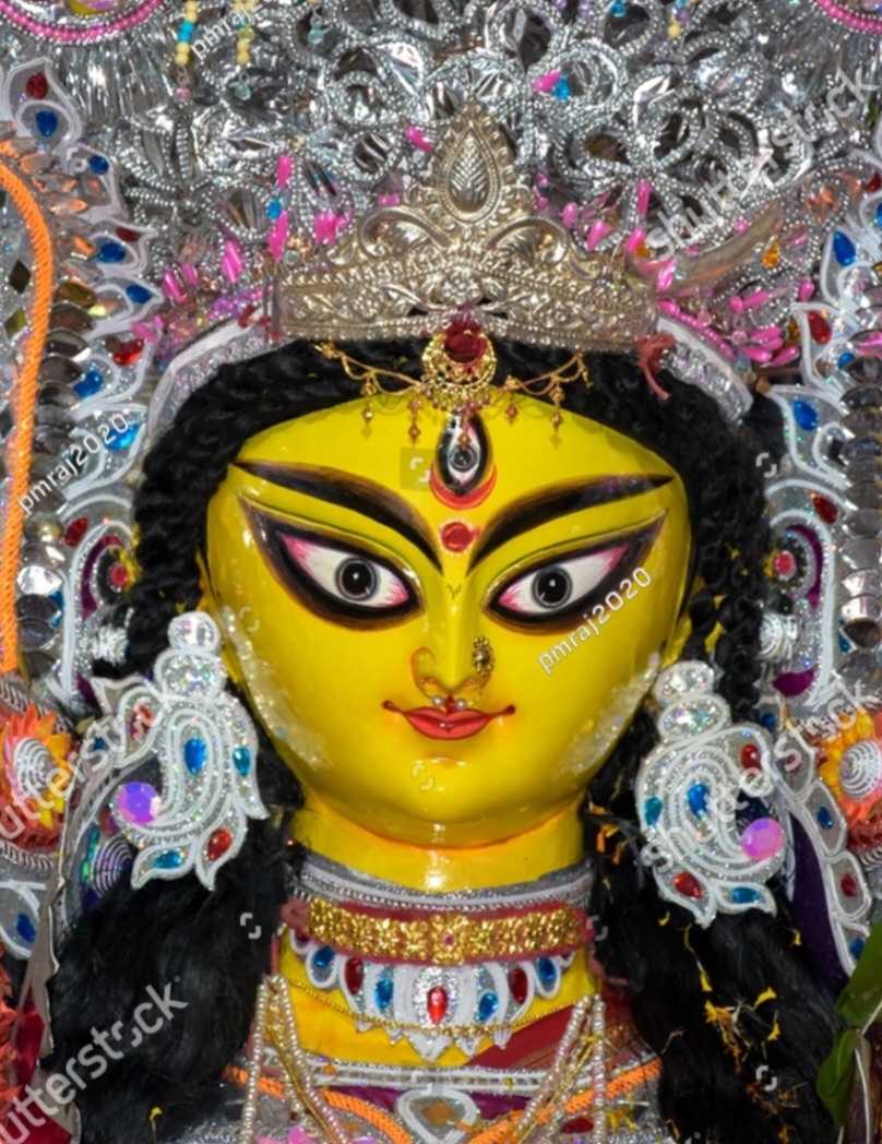 नवरात्रि के छठवें दिन महिषासुर मर्दिनी ने धारण की हरी साड़ी, महिलाओं में रही हरे रंग की थीम
