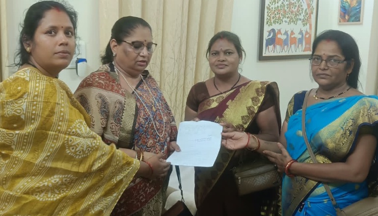 स्व सहायता समूहो द्वारा मांगों को लेकर महिला बाल विकास मंत्री मंत्री निर्मला भूरिया को सौंपा ज्ञापन