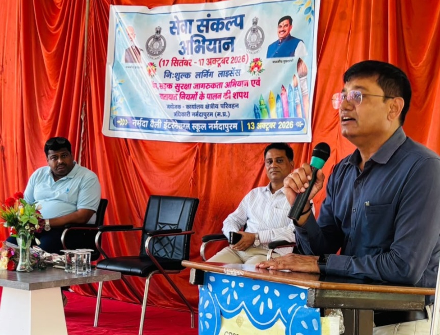 छात्र/छात्राओं संग शिक्षकों ने ली शपथ, यातायात के नियमों का पालन करने का दिलाया भरोसा