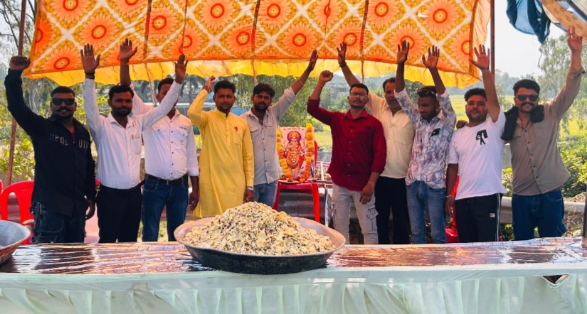 पैदल सलकनपुर जाने वाले माता रानी के भक्तों के लिए फलाहारी नमकीन, चाय, पानी वितरण किया