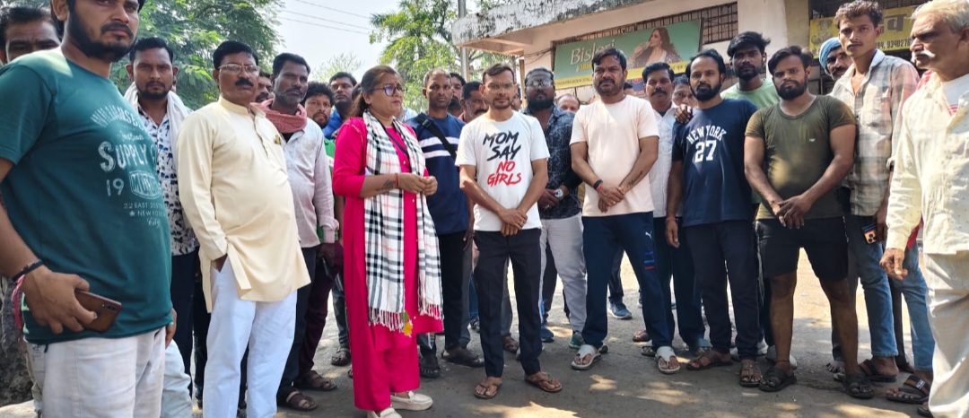 बस स्टैंड बदला, मुश्किलों में घिरी जनता, इटारसी में पुराने बस स्टैंड को बंद करने पर गरमाया मामला, महिला कांग्रेस अध्यक्ष एडवोकेट नेहा चावरे ने खोला मोर्चा, छात्राओं से लेकर बुजुर्ग यात्रियों तक की परेशानी बनी मुद्दा; ऑटो किराये और वैकल्पिक व्यवस्था पर उठे सवाल
