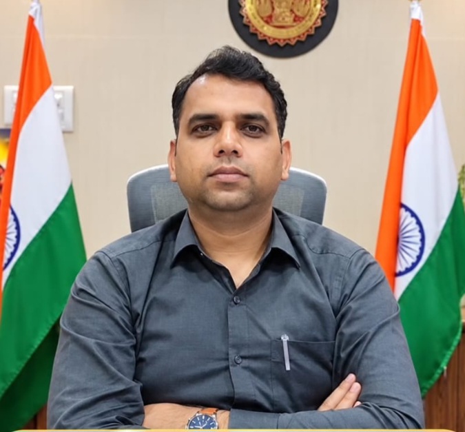 फाइलों से आगे, जनता के बीच तक… नर्मदापुरम में अपनी अलग कार्यशैली की छाप छोड़ गए कलेक्टर सोमेश मिश्रा, कभी बैलगाड़ी पर सवार होकर ग्रामीणों के बीच पहुंचे, तो कभी बच्चों संग खेला गिल्ली-डंडा, किसानों की मूंग की बोरी खुद उठाई, जनसुनवाई में सुनीं जरूरतमंदों की समस्याएं