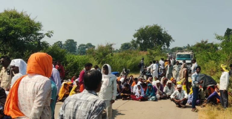 रोड निर्माण को लेकर जमानी के पास ग्रामीणों ने किया चक्का जाम।