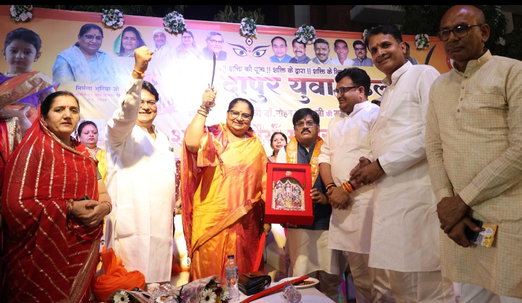 शक्ति शौर्य महारास……….. मातृशक्तियों ने अपने हाथों में तलवार थामकर किया शौर्य रास, मंत्री निर्मला भूरिया ने बढ़ाया मातृशक्तियों का उत्साह, नर्मदापुर युवा युवा मंडल ने महिला सशक्तिकरण के लिए आयोजित किया कार्यक्रम