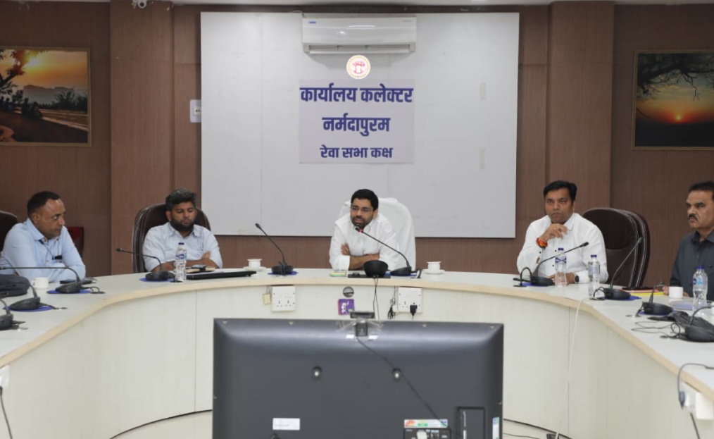 जिले के समग्र विकास पर रहेगा फोकस – कलेक्टर आशीष वशिष्ठ, नवागत कलेक्टर आशीष वशिष्ठ ने प्रिंट एवं इलेक्ट्रॉनिक मीडिया के पत्रकारों से की परिचर्चा, सूचना एवं प्रौद्योगिकी के क्षेत्र में सुधार के साथ पूर्व से संचालित विकास कार्यों और नवाचारों को आगे बढ़ाने की दिशा में किए जायेंगे कार्य
