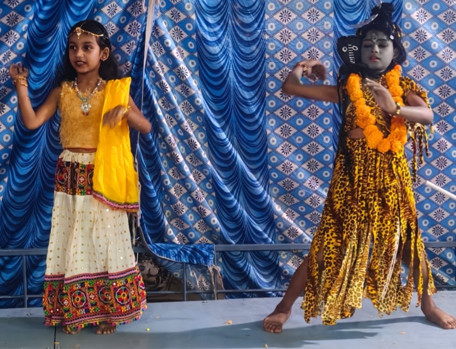 बच्चों ने केनवास पर उकेरे रंग, नृत्य ने समां बाँधा, देवभूमि वैदिक विहार कालोनी में बच्चों ने बढ़चढ़ कर लिया हिस्सा