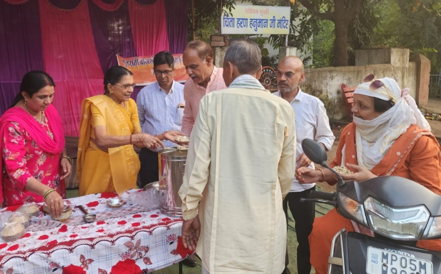 पैदल यात्रियों की सेवा बनी भक्ति, बाज खेडावाल समाज ने बाँटी फलाहारी खिचड़ी