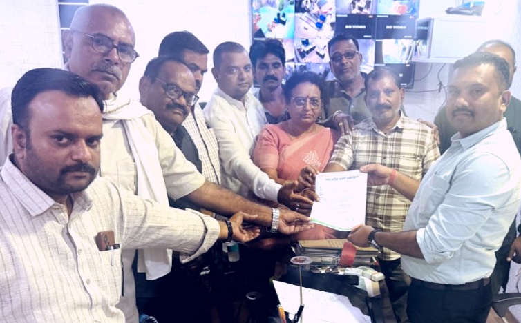 पूर्व प्रधानमंत्री स्व. इंदिरा गाँधी की प्रतिमा स्थल पर माल्यार्पण करने हेतु स्थायी प्लेटफार्म बनाने की मांग की, नपा CMO को सौंपा ज्ञापन