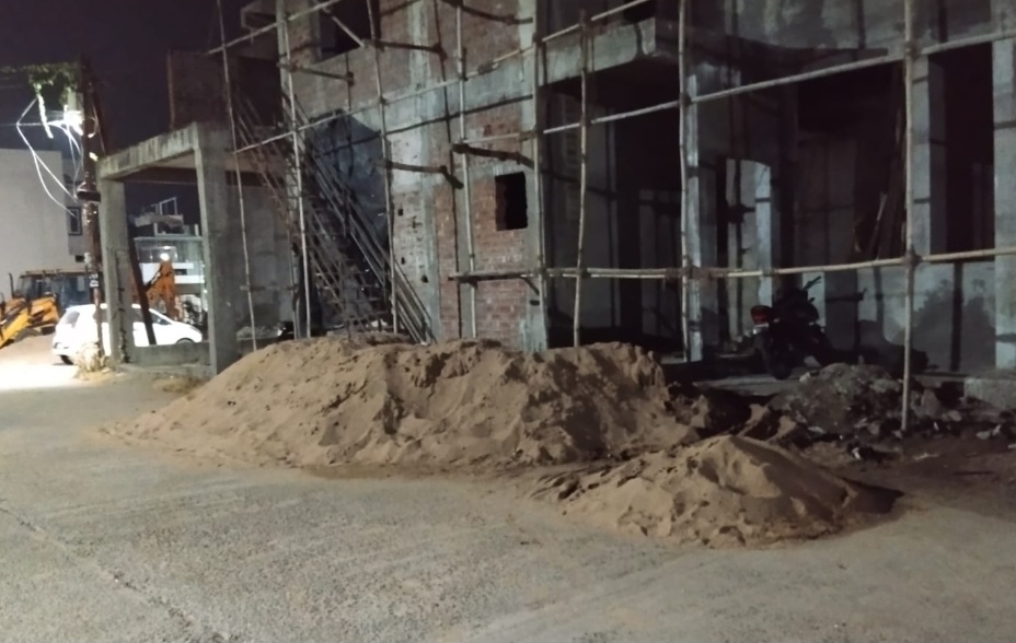 रिवर व्यू कॉलोनी में सड़क पर रेत का ढेर और भारी मशीनें खड़ी करने से श्रद्धालु परेशान, नवरात्रि में मंदिर जाने वाले महिलाओं, बच्चों और बुजुर्गों को हो रही परेशानी, रहवासियों ने प्रशासन से कार्रवाई की मांग की