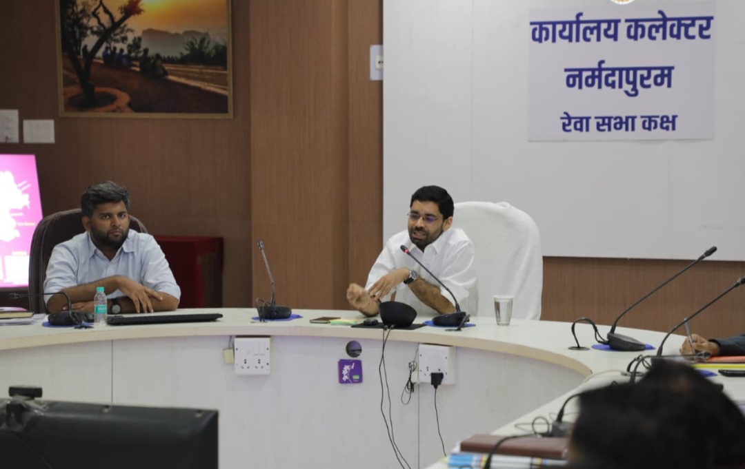 कलेक्टर का दो टूक संदेश……….. सरकारी काम छोड़कर दूसरी गतिविधियों में न उलझें अधिकारी, पहले निभाएं विभागीय जिम्मेदारी, नर्मदापुरम में आशीष वशिष्ठ ने कार्यालयीन समय को लेकर दिखाई सख्ती, जनहितैषी गतिविधियों के नाम पर शासकीय काम प्रभावित नहीं होने देने के निर्देश; अधिकारियों की कार्यशैली और जवाबदेही पर रहेगा जोर