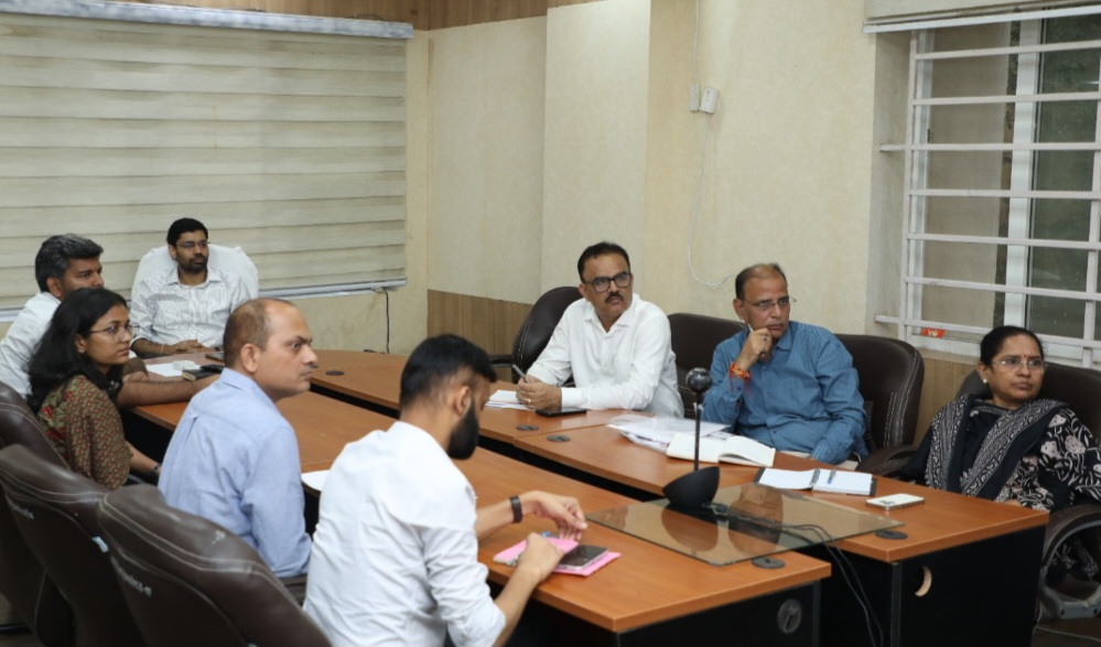 नरवाई जलाने की घटनाओं पर ड्रोन से होगी निगरानी, दोषियों पर जुर्माने के साथ एफआईआर भी होगी दर्ज, कलेक्टर आशीष वशिष्ठ ने नरवाई प्रबंधन की अनुविभागवार कार्ययोजना की समीक्षा कर अधिकारियों को दिए सख्त निर्देश, हार्वेस्टर में एसएमएस अटैचमेंट अनिवार्य, बिना अटैचमेंट संचालन पर होगी नियमानुसार कार्रवाई