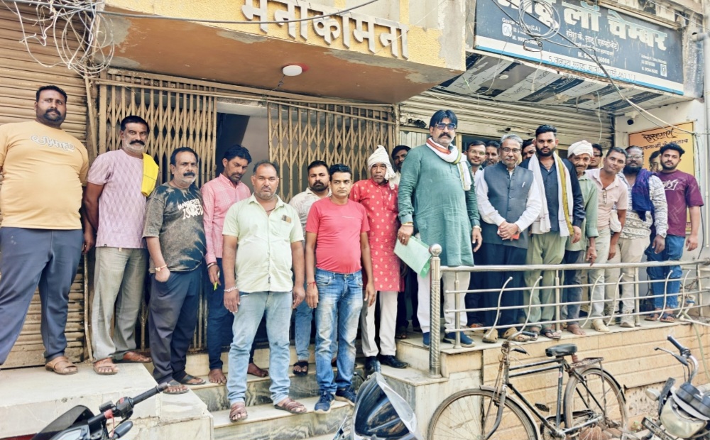 इटारसी बस स्टैंड मुद्दे पर जनसमर्थन जुटाने सड़क पर उतरे धरना किंग गज्जू तिवारी…… व्यापारियों, छात्रों के अभिभावकों, बस संचालकों और व्यापारी, आम नागरिकों को साथ लेकर जनहित याचिका की तैयारी शुरू