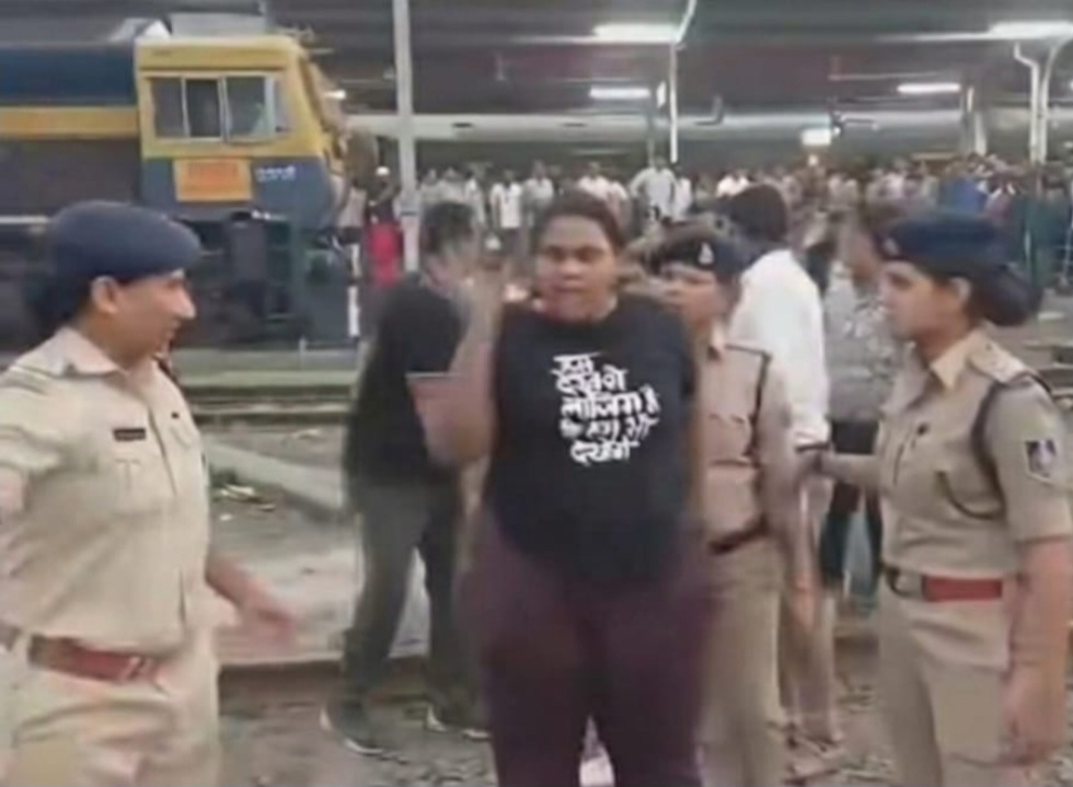 इटारसी रेलवे स्टेशन पर गोवा एक्सप्रेस से 21 युवक-युवतियां हिरासत में, पुलिस पर बदसलूकी का आरोप