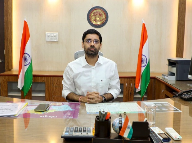 पर्व-त्योहारों पर शांति एवं कानून व्यवस्था बनाए रखने के लिए रहें सतर्क – कलेक्टर आशीष वशिष्ठ, पटाखा दुकानों के लिए सुरक्षित स्थान चिन्हित करें, रावण दहन कार्यक्रम में यातायात व्यवस्था सुचारू रखने के निर्देश, प्रतिमा विसर्जन जुलूस मार्गों पर झूलते तारों को व्यवस्थित करें, नरवाई में आगजनी की घटनाओं पर रखें निगरानी