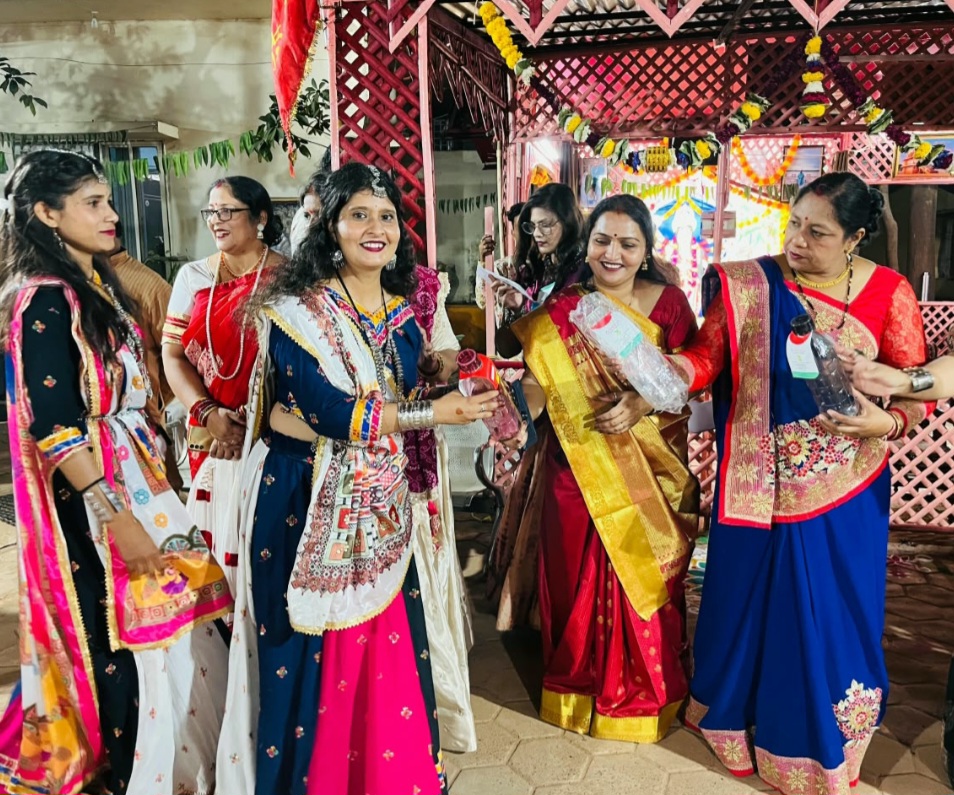 समेरिटन्स विद्यालय में गरबा करके जगदम्बा की आराधना