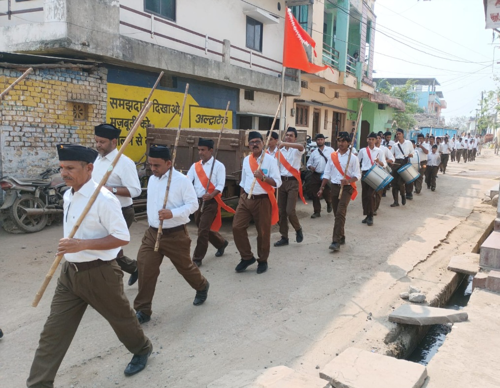 ग्वालटोली क्षेत्र में राष्ट्रीय स्वयंसेवक संघ का पथ संचलन निकला