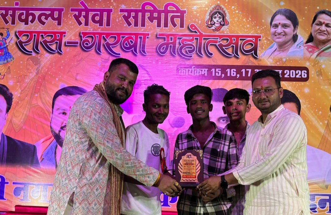 पुरानी इटारसी में संकल्प सेवा समिति का भव्य गरबा महोत्सव संपन्न, शहरवासियों ने लिया आनंद, श्री गजानन साउंड एंड लाइट्स के संचालक तुषार सपकाल एवं उनकी टीम को किया सम्मानित