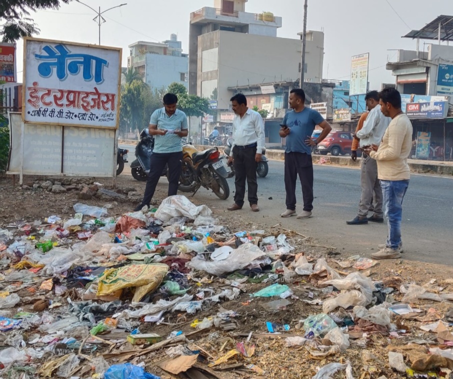 सीएमओ ने किया नगर का औचक निरीक्षण, कचरे में आग लगाने वाले पेट्रोल पंप पर 10 हजार का भारी जुर्माना