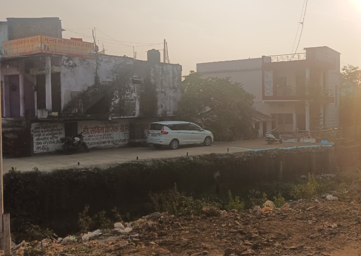 सरकारी नाले पर पक्का मकान और दुकान का निर्माण, अतिक्रमण पर कार्रवाई सवालों के घेरे में