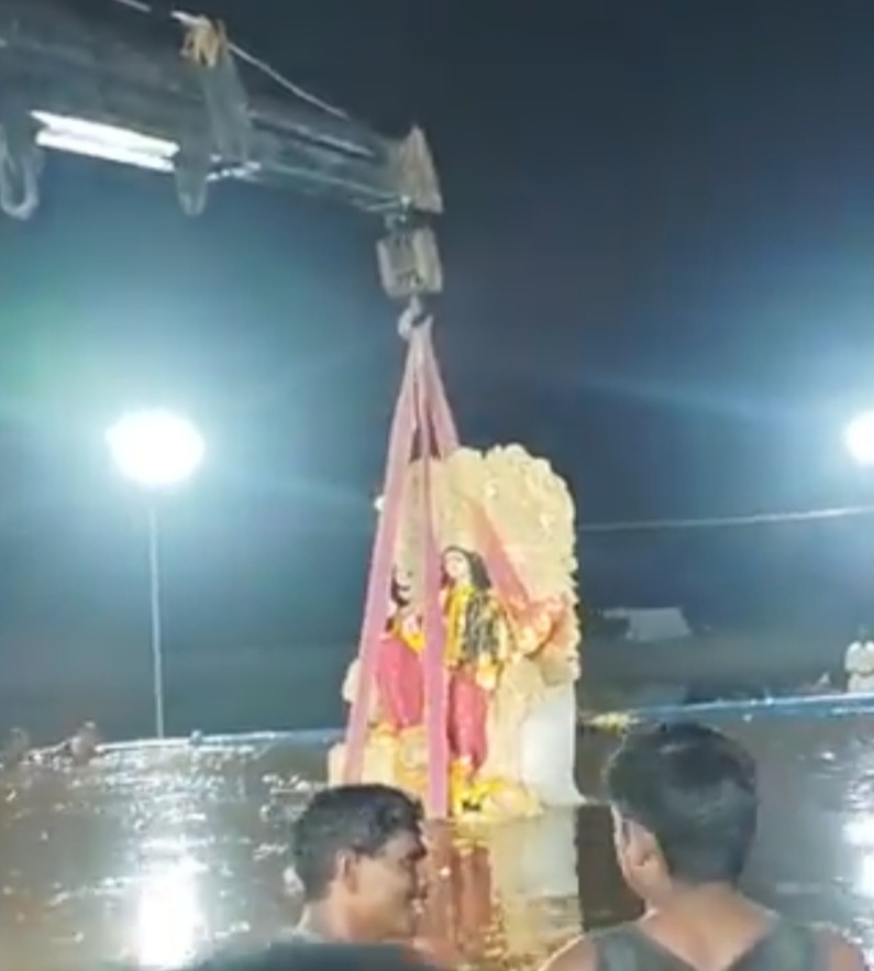 देर रात जारी रहा माँ देवी प्रतिमाओं का विसर्जन, नम आंखों से दी भक्तों ने मां को विदाई