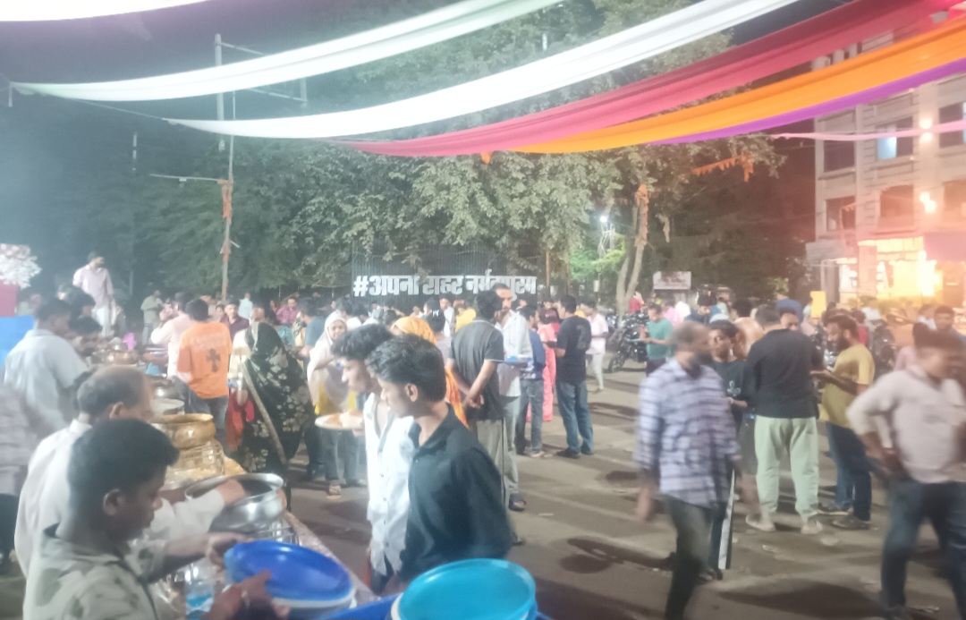 टेलीफोन एक्सचेंज चौराहे पर देर रात जारी रहा भंडारा, हजारों भक्तों ने किया प्रसादी ग्रहण
