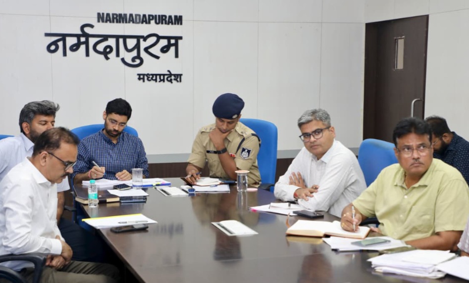 कार्बाइड गन और कार्बाइड लैम्प के उपयोग पर लगायें सख्ती से अंकुश – मुख्यमंत्री डॉ. यादव, कोई भी दुर्घटना हुई तो कलेक्टर – एसपी होंगे जिम्मेदार, त्यौहारों में नकली या मिलावटी मावा, घी, पनीर और मिष्ठान बिकने नहीं पाएं, मुख्यमंत्री ने आगामी त्यौहारों और सामाजिक मेलों के दौरान कानून व्यवस्था की बेहतर तैयारी रखने के दिए निर्देश, मुख्यमंत्री डॉ. यादव ने कलेक्टर्स-कमिश्नर्स, एसपी-आईजी के साथ की समीक्षा बैठक