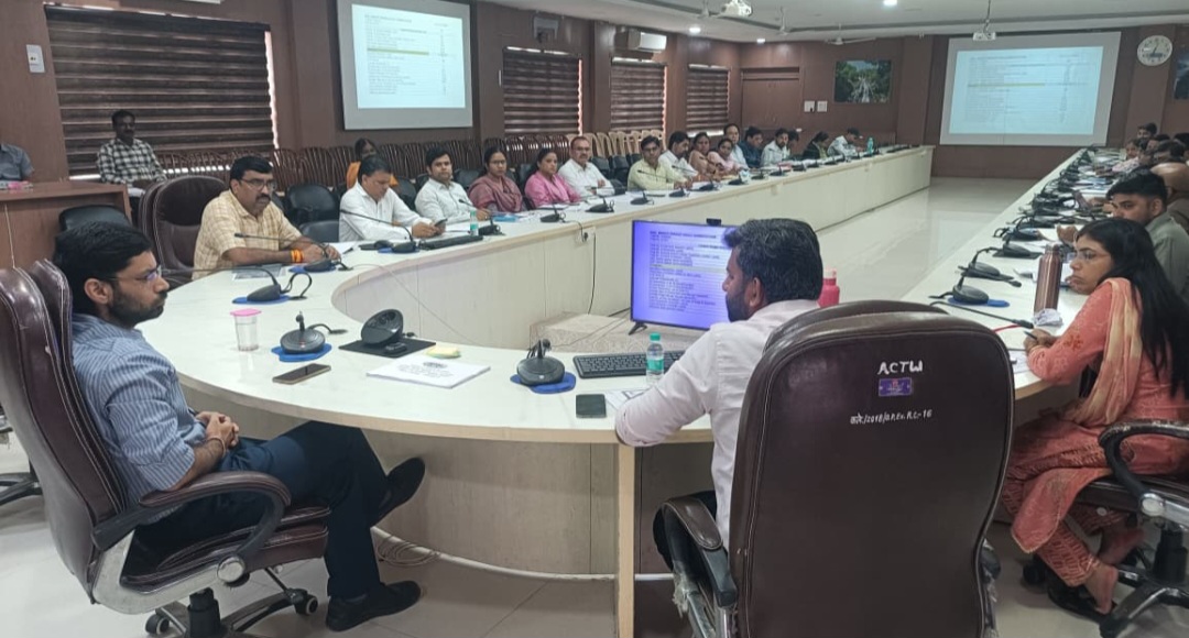 पीएम आवास के लंबित कार्यों को प्राथमिकता से पूर्ण करें, अन्य निर्माण कार्यों की गति बढ़ाएं – कलेक्टर आशीष वशिष्ठ, कलेक्टर ने पंचायत एवं ग्रामीण विकास, आरईएस और पीएचई विभाग के कार्यों की समीक्षा कर दिए आवश्यक निर्देश