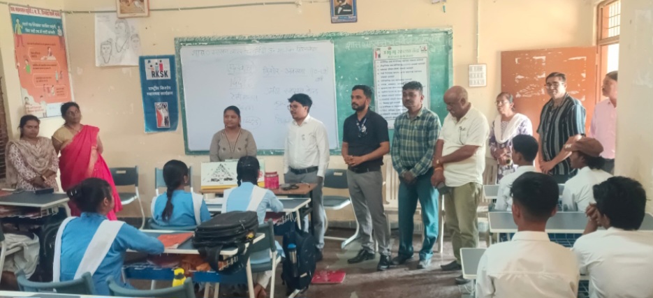 किशोर विद्यार्थियों को मिला मार्गदर्शन, उमंग केंद्र की सेवाएं लेने बीईओ ने किया प्रेरित