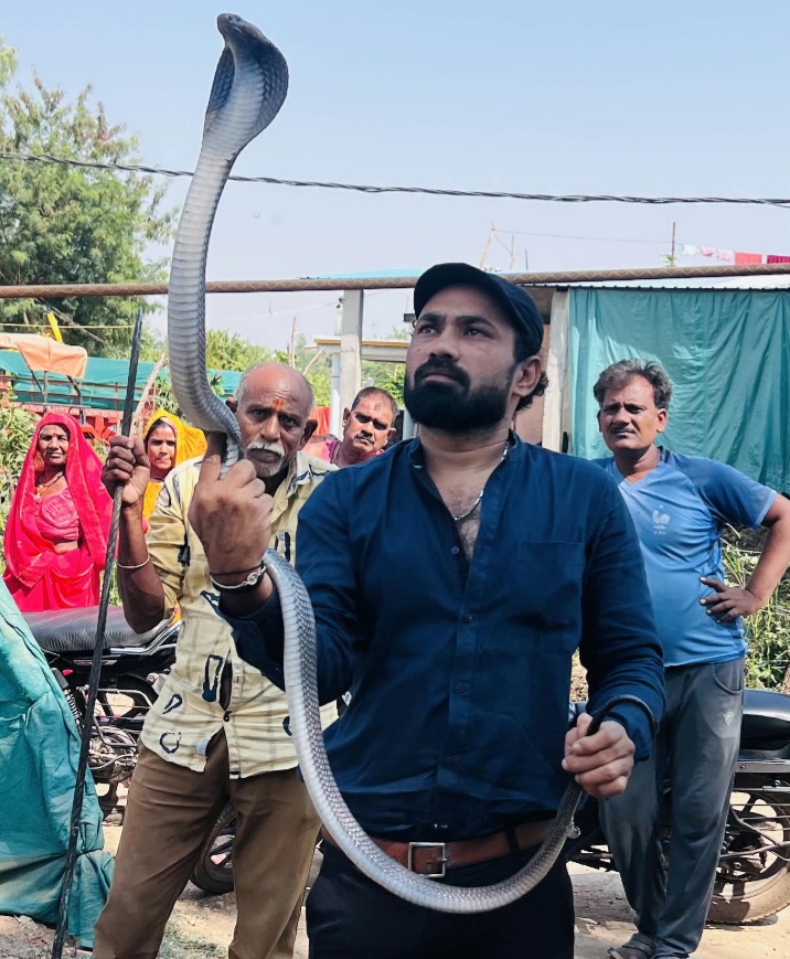 घरों में घुसे सर्प का सुरक्षित रेस्क्यू कर, कर रहे हैं भय मुक्त