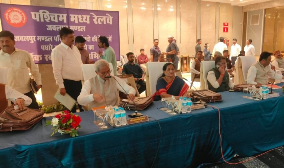 रेलवे की बैठक में माया नारोलिया ने उठाया आदमगढ़ और ग्वालटोली रेलवे पुलिया का मुद्दा, नर्मदापुरम में दोनों पुलियों पर सुधार कार्य कराने और आवागमन सुगम बनाने की मांग, रेल प्रशासन एवं राज्य शासन से संयुक्त निरीक्षण कर समस्या के निराकरण पर दिया जोर