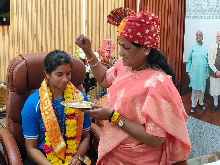 राज्यसभा सांसद श्रीमती माया नारोलिया ने अंतरराष्ट्रीय सेलिंग खिलाड़ी हर्षिता तोमर का किया सम्मान