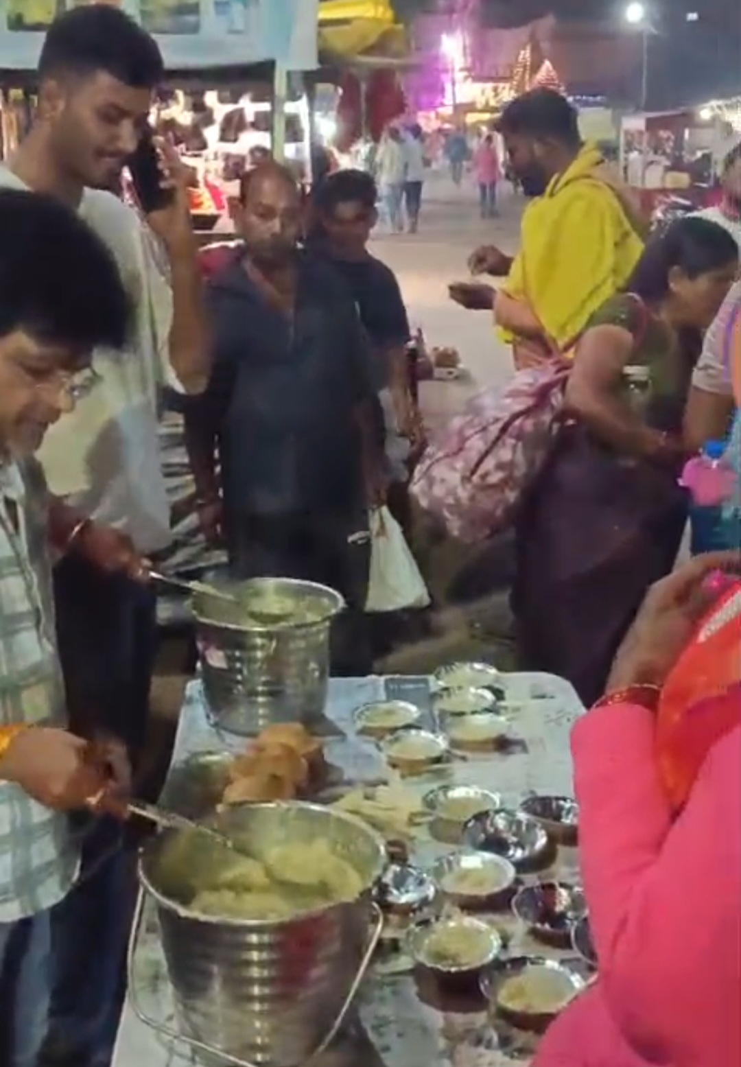 शरद पूर्णिमा पर सर्व हिंदू समाज द्वारा श्री राम रोटी प्रसादी वितरण कार्यक्रम संपन्न, सेवा, श्रद्धा और समर्पण के साथ निभा रहे सनातन संस्कृति की परंपरा
